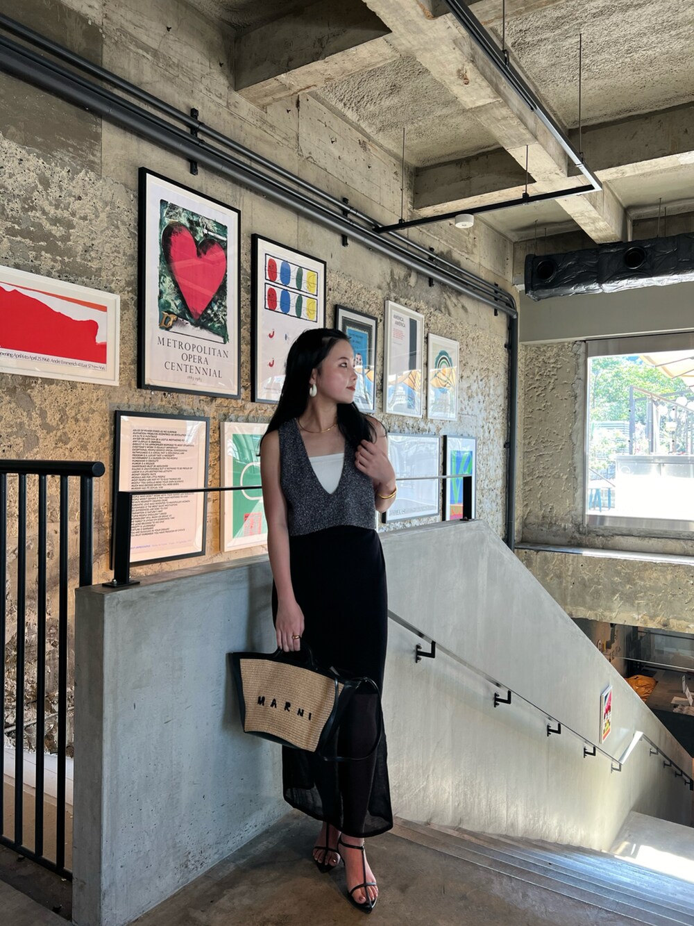 ブラック系のスカートを着用したレディースの夏コーディネートの2枚目の写真