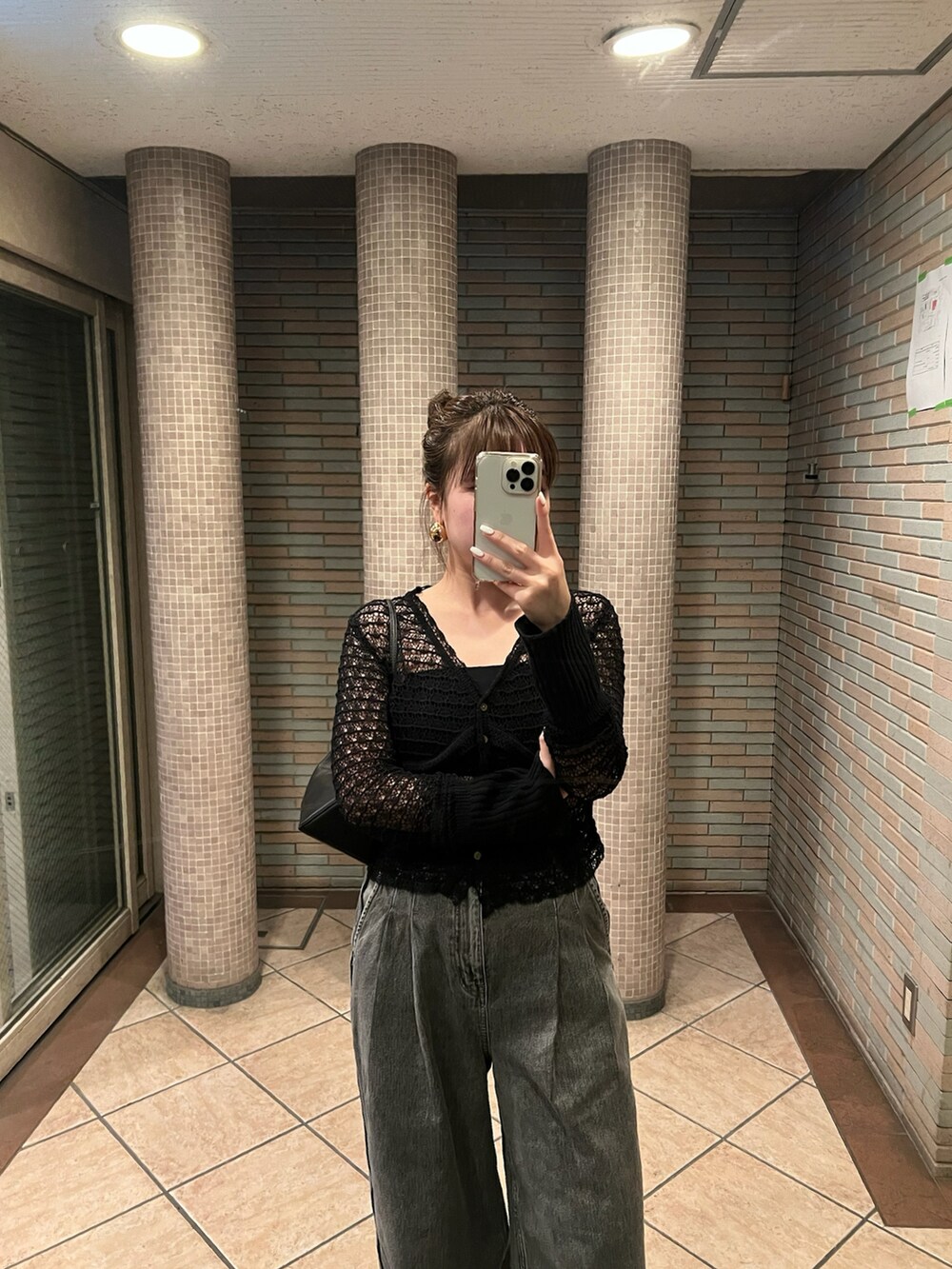 「ADAM ET ROPE'のアイテム（パンツ、グレー系）」を使った、Manaeさん（レディース・155cm）の春コーディネートの2枚目の写真