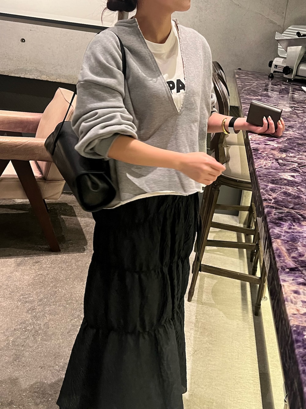 「ADAM ET ROPE'の【逸品】フクレジャガードシャーリングスカート（スカート、ブラック系）」を使った、Manaeさん（レディース・155cm）の秋コーディネートの3枚目の写真