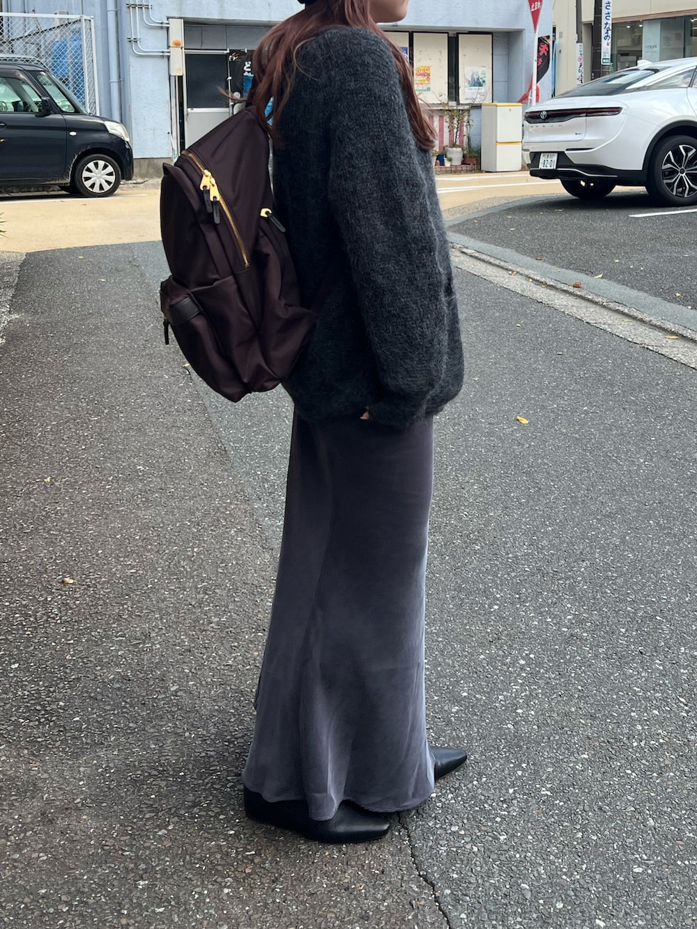 グレー系のカーディガン/ボレロを着用したレディースの冬コーディネートの2枚目の写真