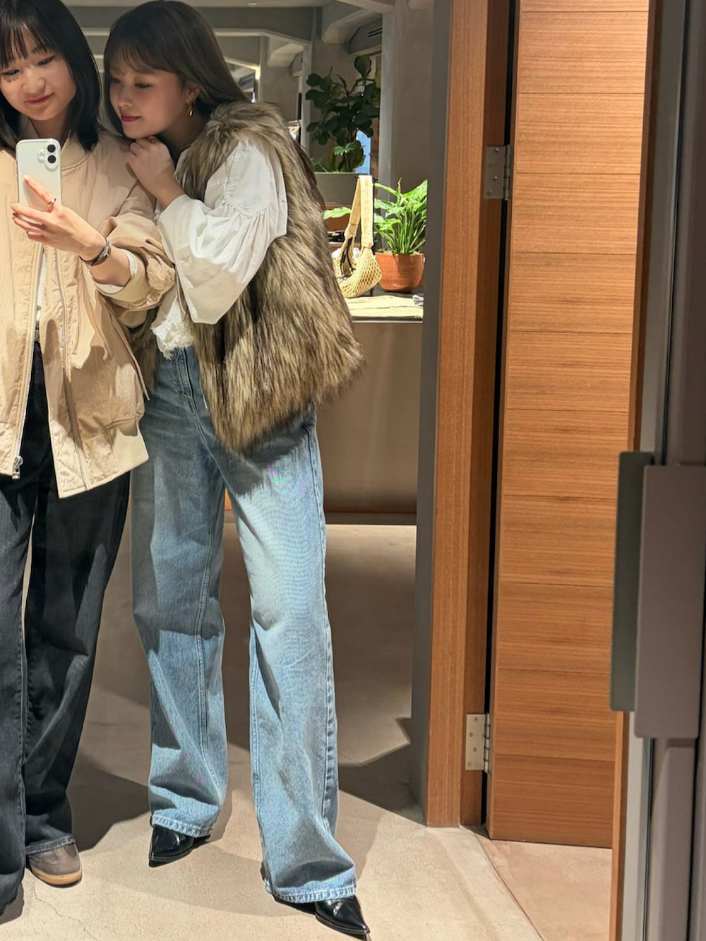 ホワイト系のシャツ/ブラウスを着用したレディースの春コーディネートの4枚目の写真