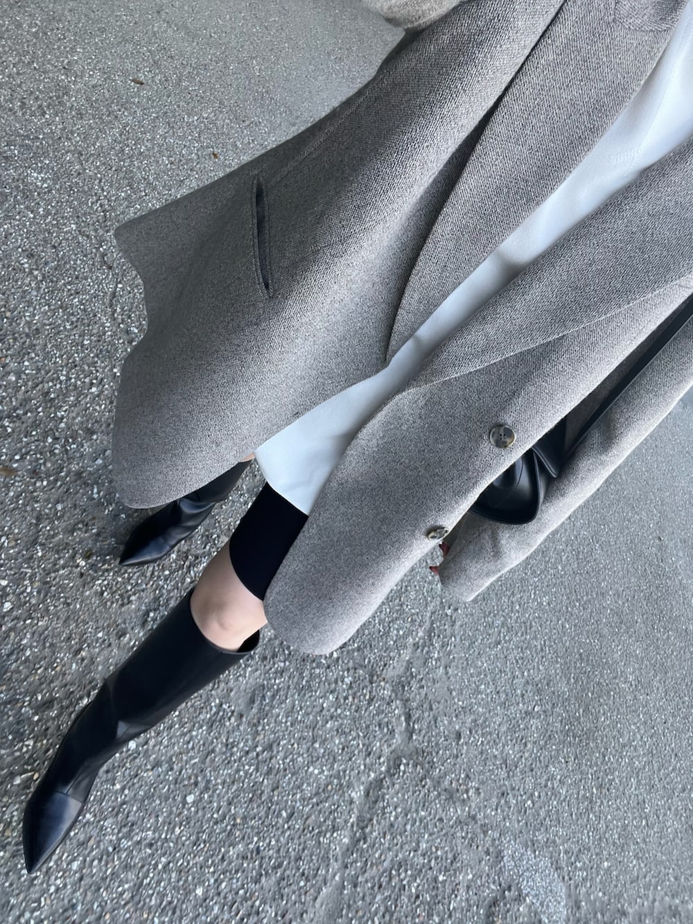 グレー系のテーラードジャケットを着用したレディースの冬コーディネートの3枚目の写真