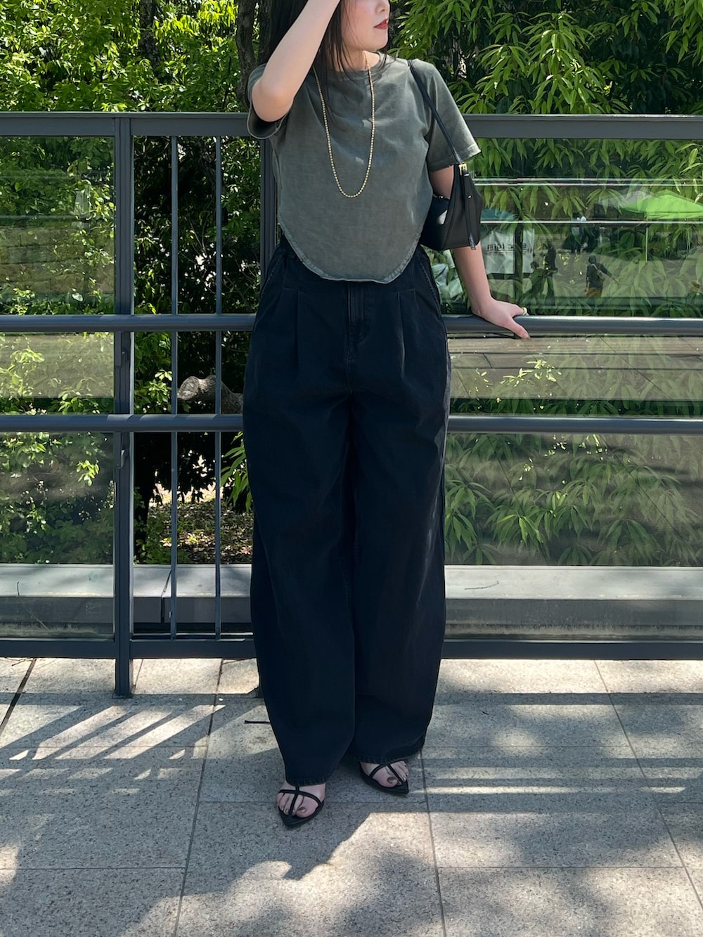 グレー系のTシャツ/カットソーを着用したレディースの春コーディネートの2枚目の写真