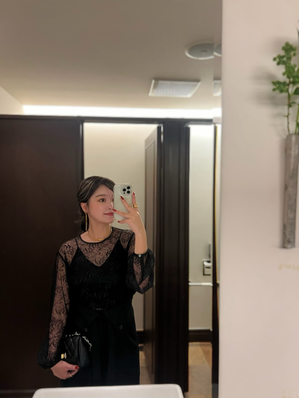 ブラック系のその他パンツを着用したレディースの春コーディネートの2枚目の写真