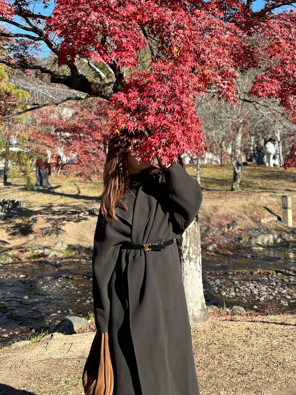 グレー系のジャケット/アウターを着用したレディースの冬コーディネートの3枚目の写真