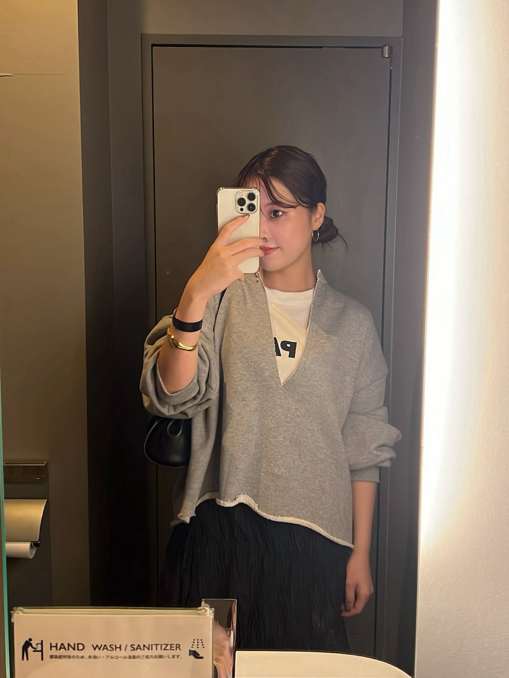 「ADAM ET ROPE'の【逸品】フクレジャガードシャーリングスカート（スカート、ブラック系）」を使った、Manaeさん（レディース・155cm）の秋コーディネートの2枚目の写真
