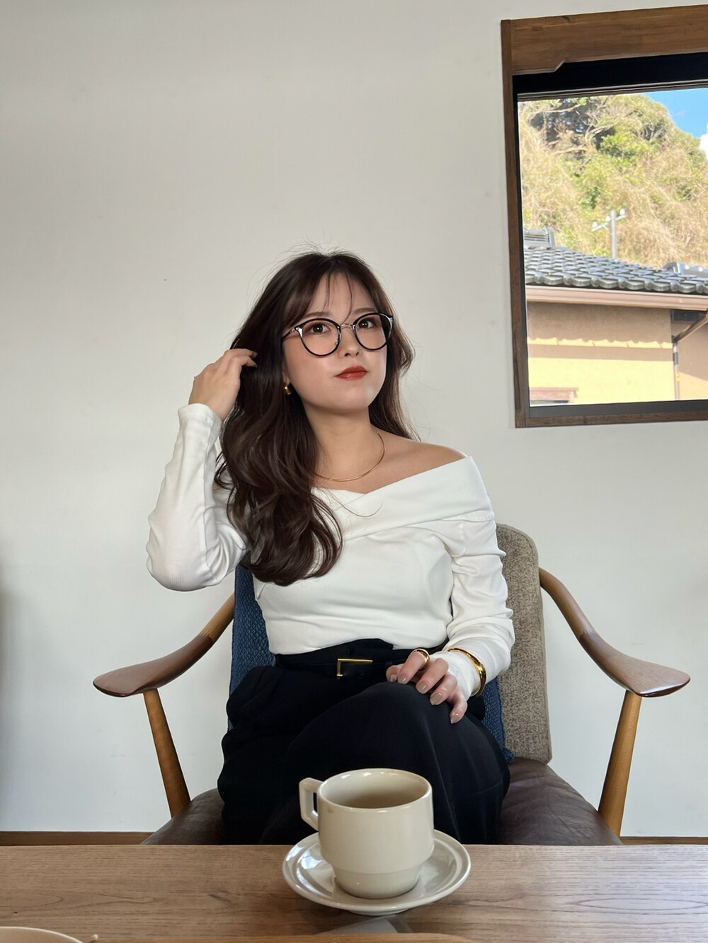 ブラック系のその他パンツを着用したレディースの春コーディネートの3枚目の写真