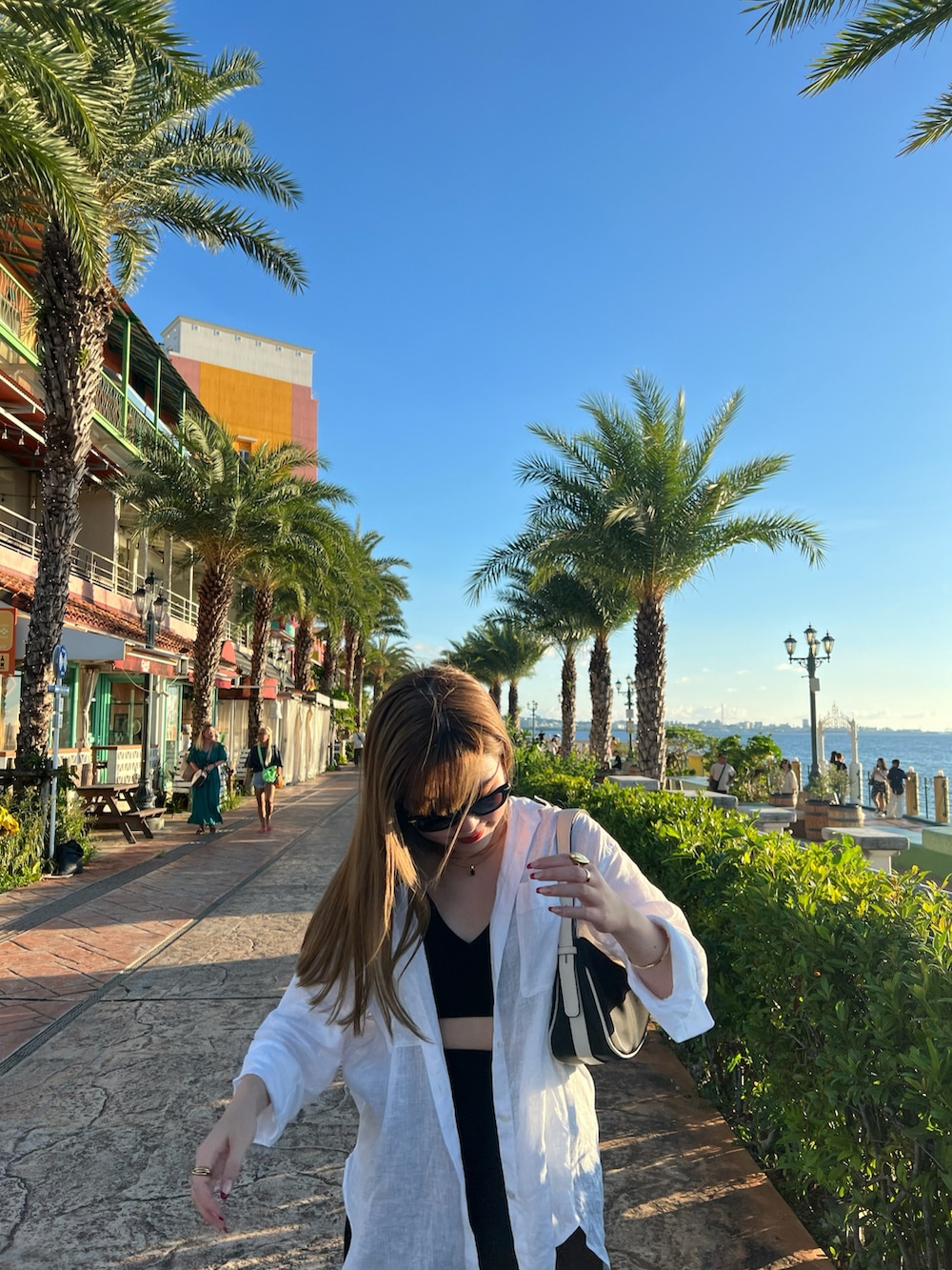 ブラック系のスカートを着用したレディースの秋コーディネートの3枚目の写真