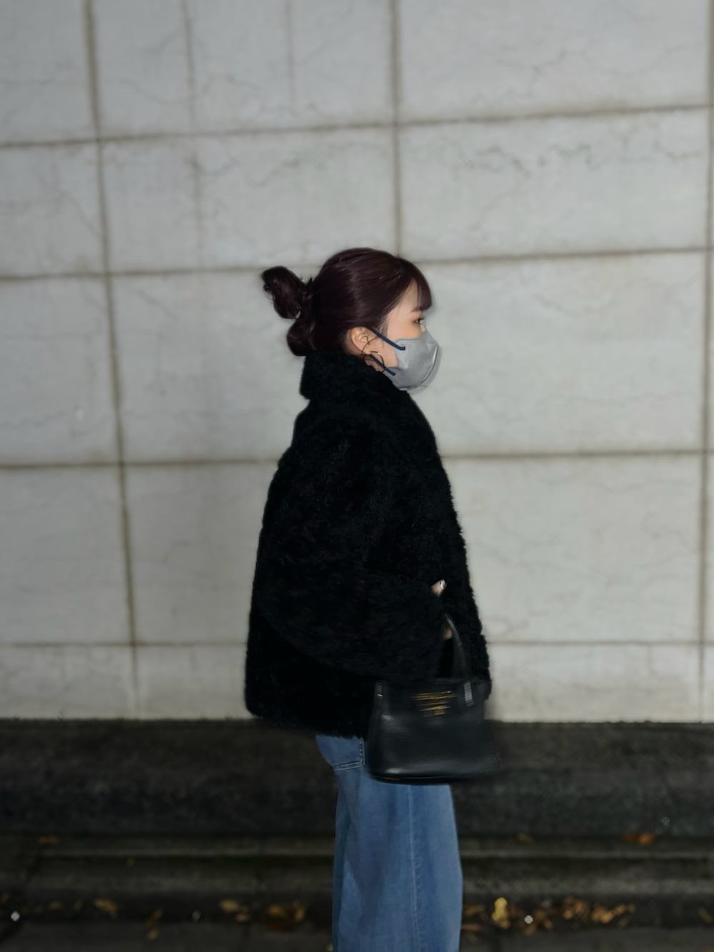 ブラック系のジャケット/アウターを着用したレディースの秋コーディネートの2枚目の写真