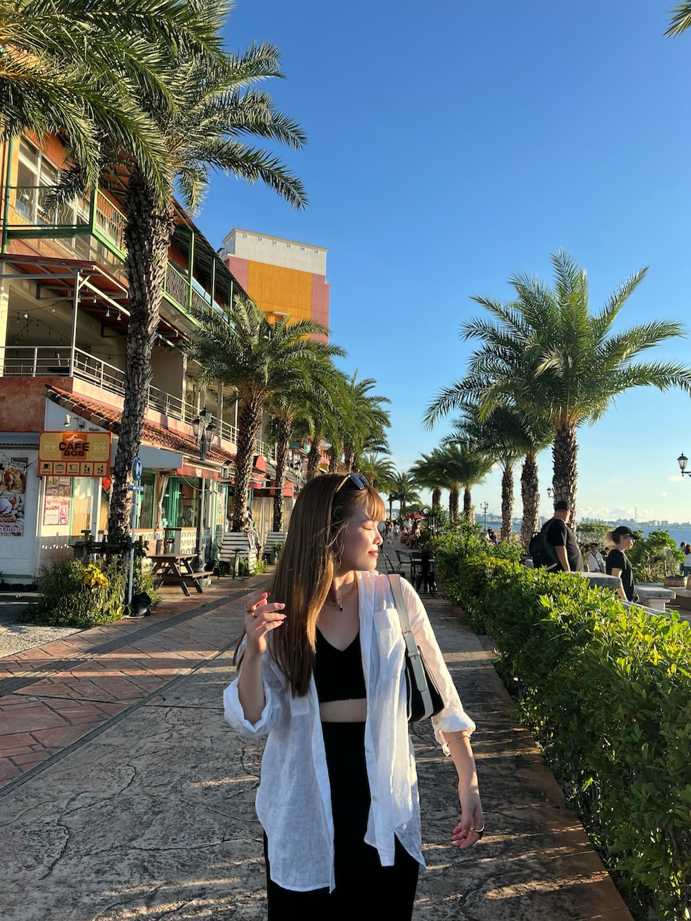 ブラック系のスカートを着用したレディースの秋コーディネートの2枚目の写真