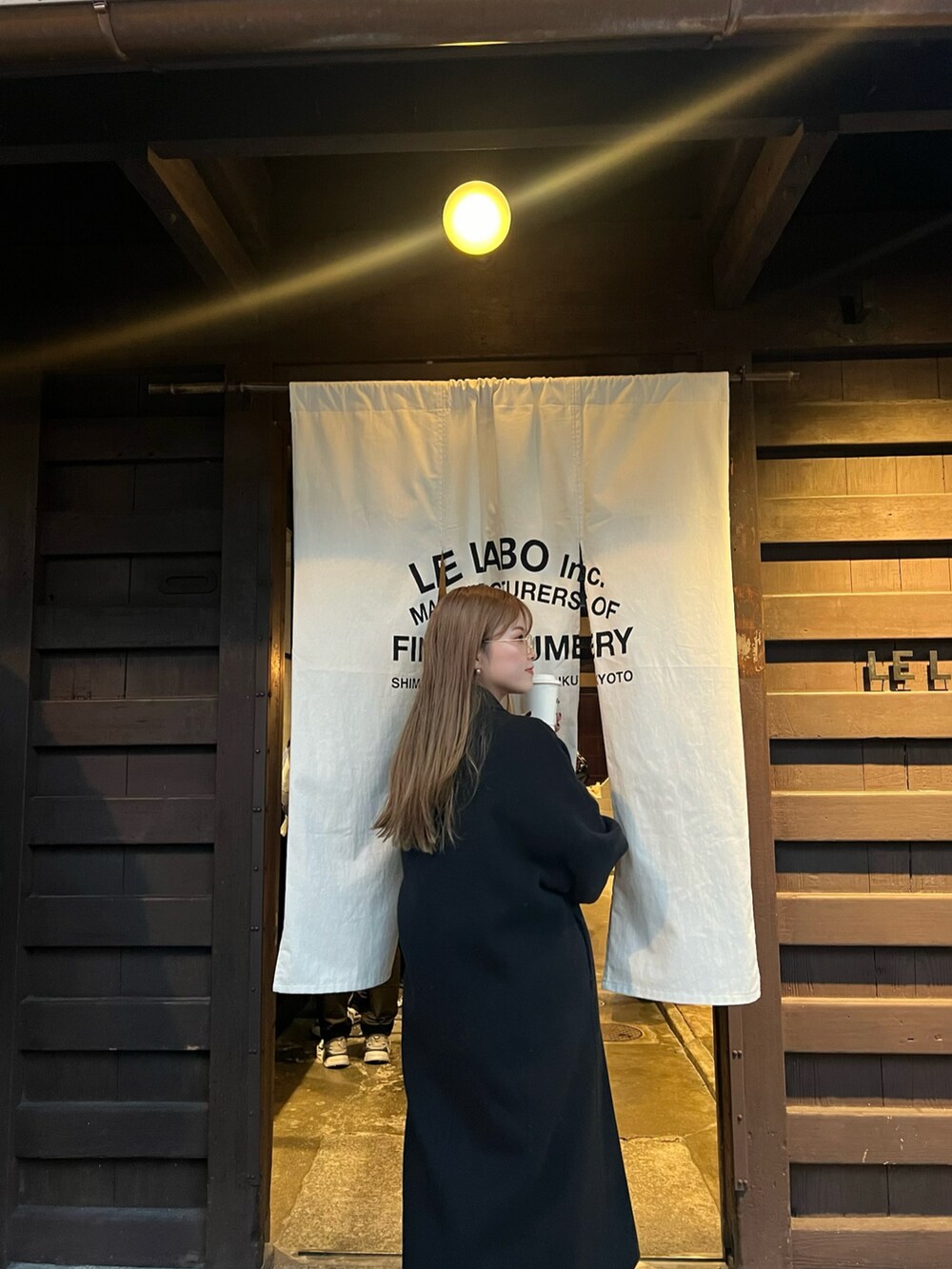 「SALON adam et rope'のピュアラムウールリバーロングコート（その他アウター、ブラック系）」を使った、Manaeさん（レディース・155cm）の冬コーディネートの2枚目の写真