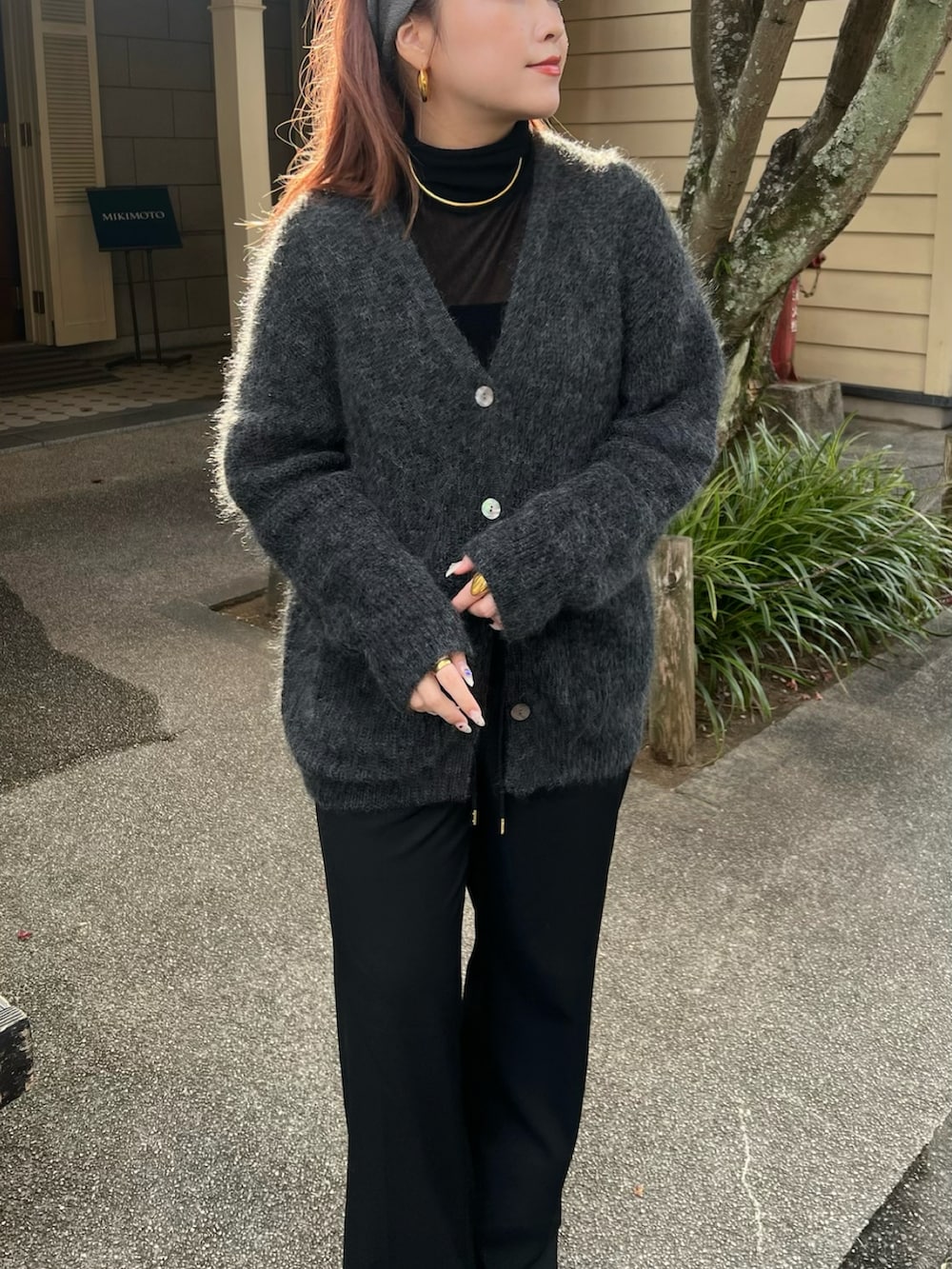 ブラック系のその他パンツを着用したレディースの冬コーディネートの2枚目の写真