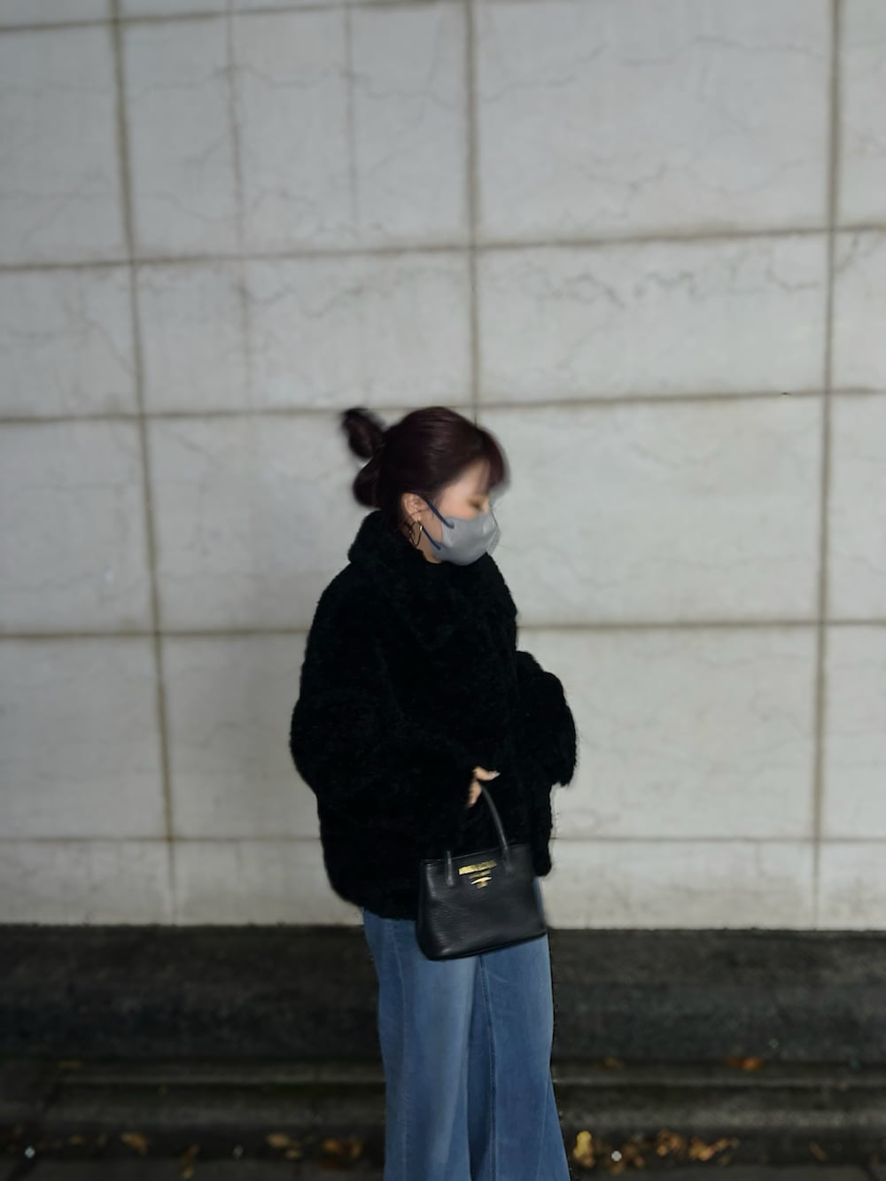 ブラック系のジャケット/アウターを着用したレディースの秋コーディネートの3枚目の写真