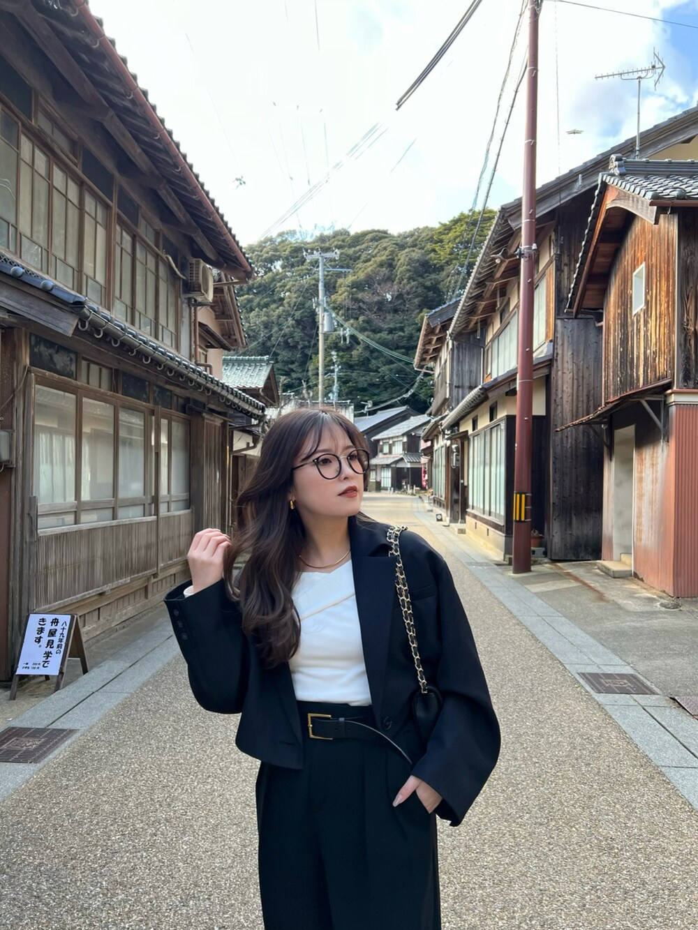 ブラック系のその他パンツを着用したレディースの春コーディネートの2枚目の写真