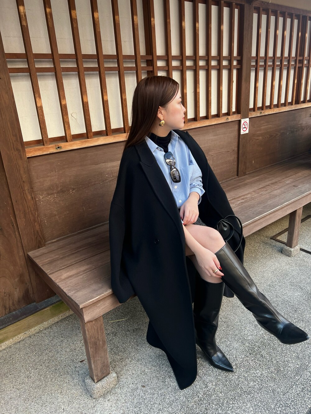 「SALON adam et rope'のピュアラムウールリバーロングコート（その他アウター、ブラック系）」を使った、Manaeさん（レディース・155cm）の冬コーディネートの3枚目の写真