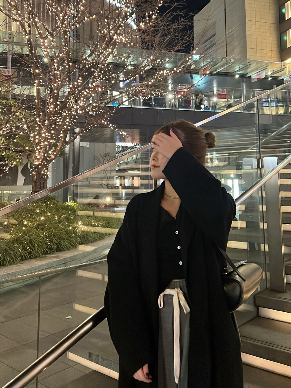 「SALON adam et rope'のピュアラムウールリバーロングコート（その他アウター、ブラック系）」を使った、Manaeさん（レディース・155cm）の冬コーディネートの2枚目の写真