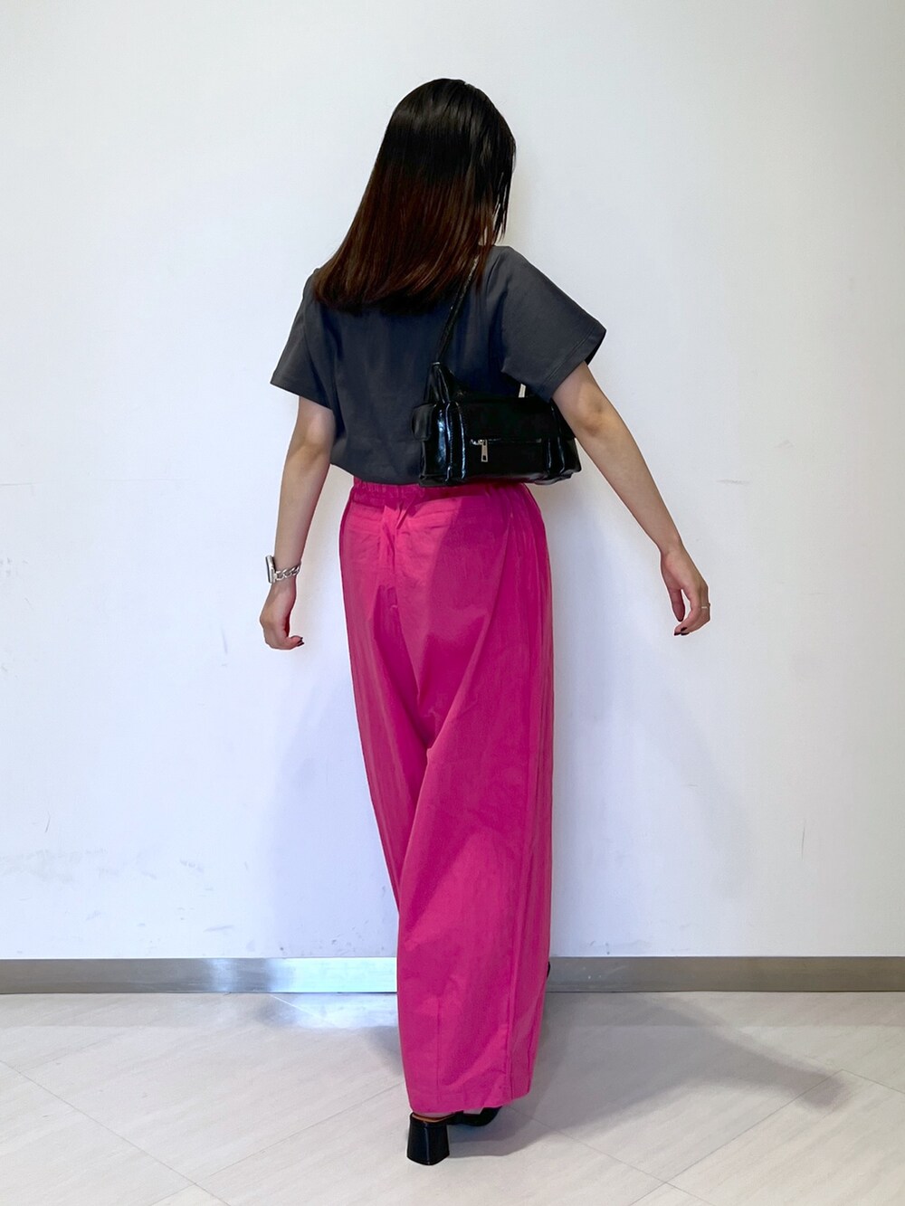 ピンク系のその他パンツ、ブラック系のTシャツ/カットソー、ブラック系のハンドバッグを着用したレディースの夏コーディネートの5枚目の写真
