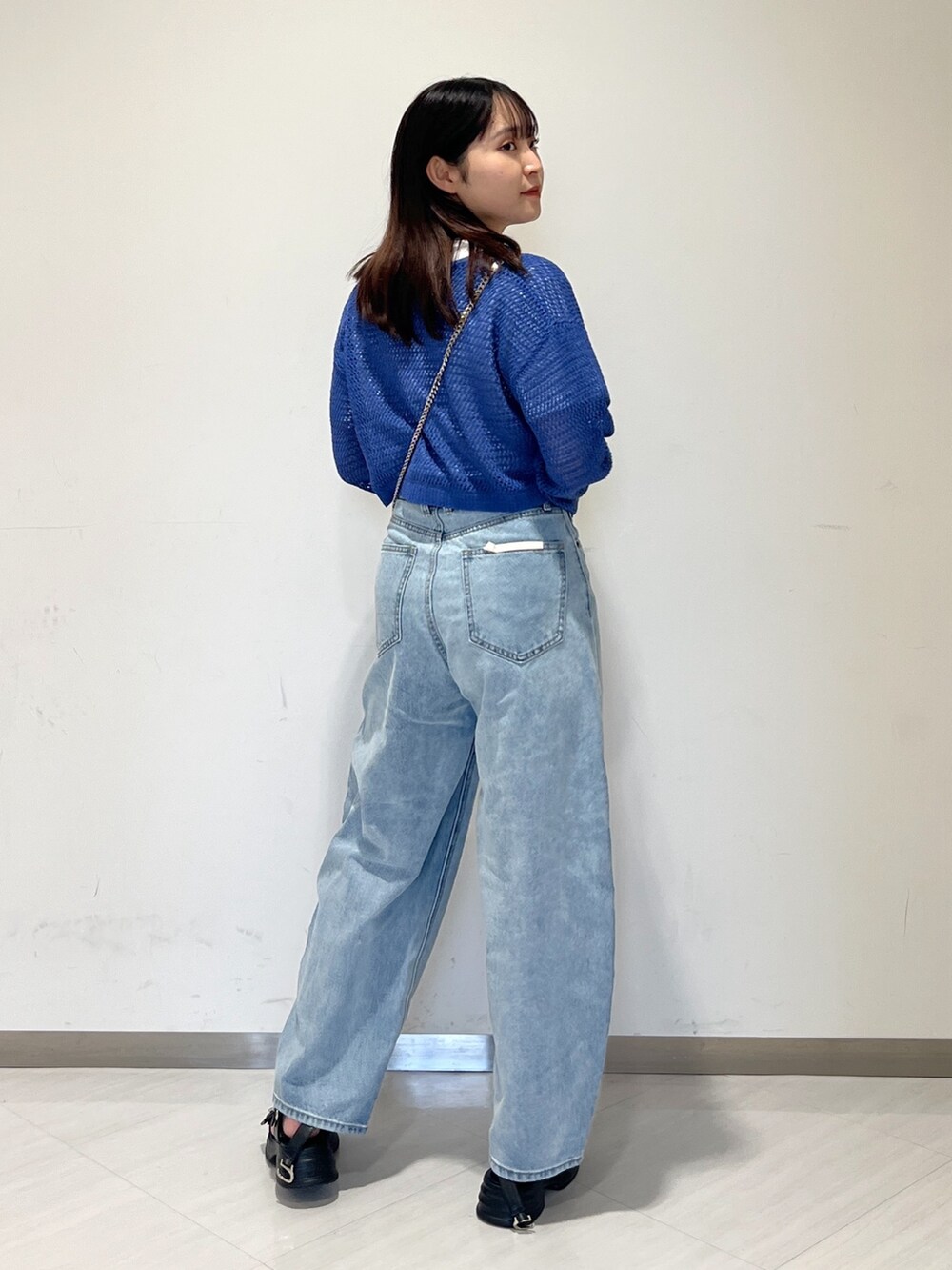 ホワイト系のTシャツ/カットソー、ブルー系のカーディガン/ボレロ、ブラック系のショルダーバッグを着用したレディースの夏コーディネートの4枚目の写真