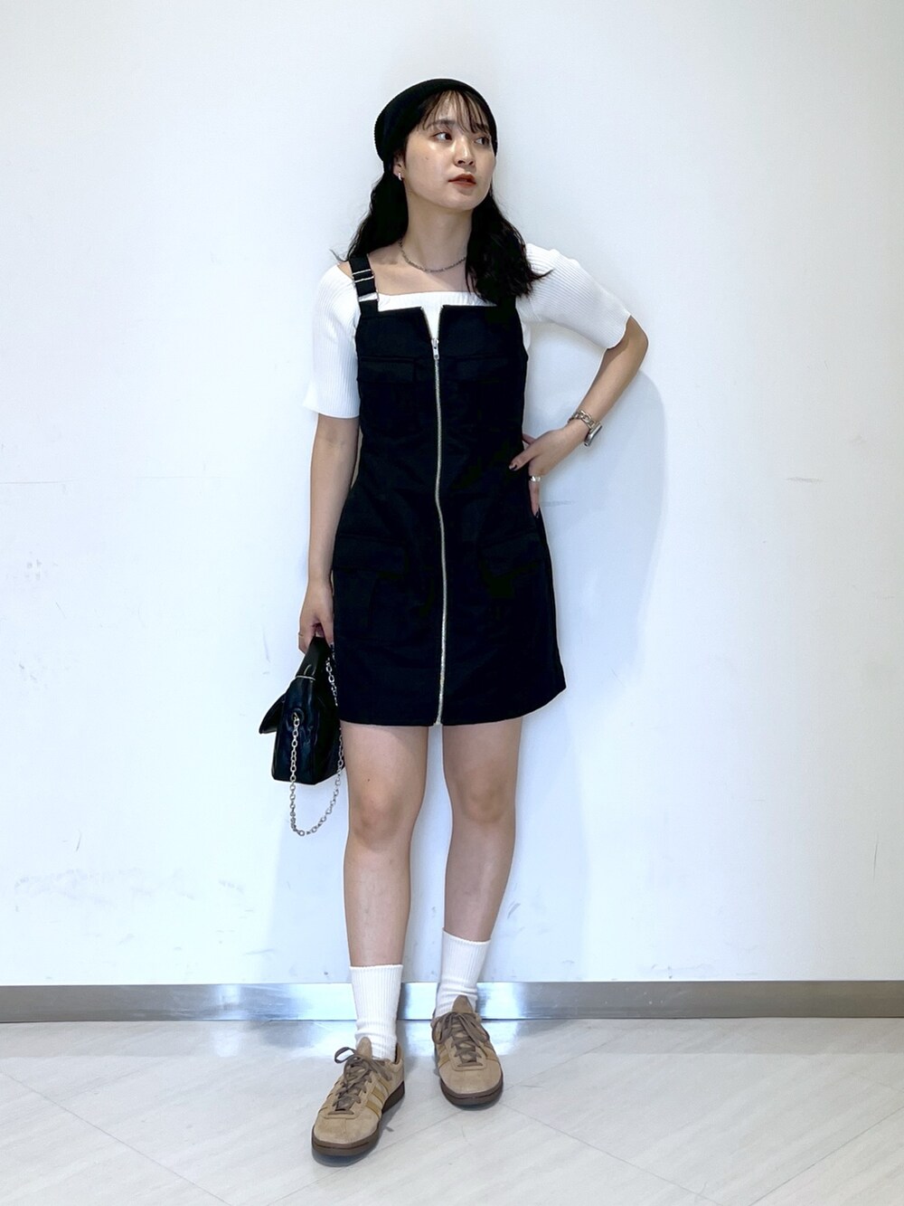 ブラック系のワンピース、ホワイト系のニット/セーター、ブラック系のショルダーバッグを着用したレディースの夏コーディネートの4枚目の写真