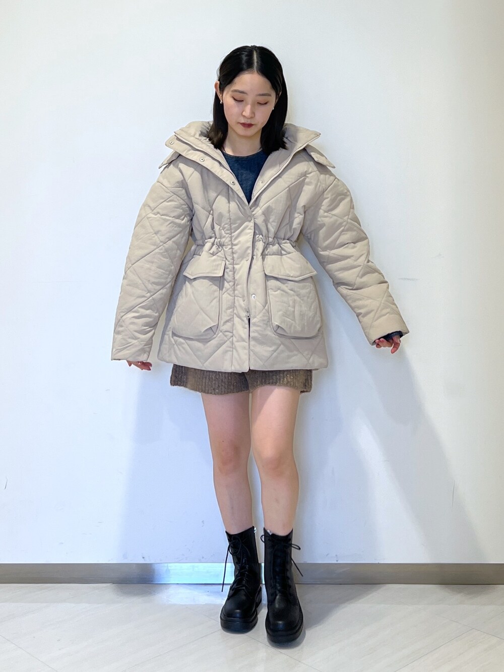 ベージュ系のダウンジャケット/コート、ブルー系のシャツ/ブラウス、ブラウン系のその他パンツを着用したレディースの秋コーディネートの4枚目の写真