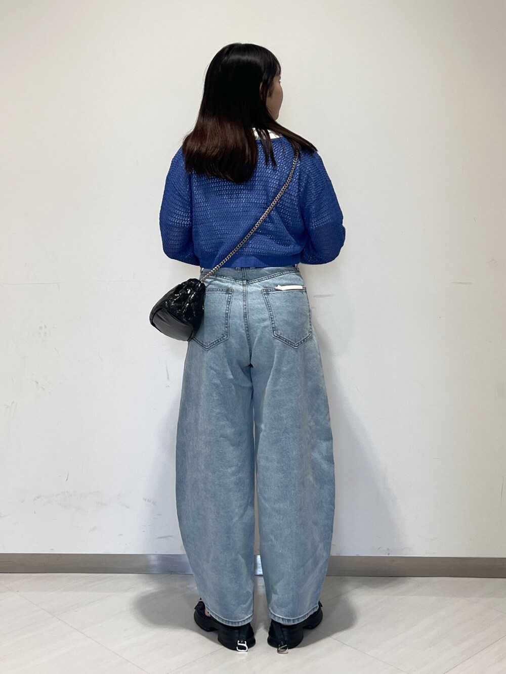 ホワイト系のTシャツ/カットソー、ブルー系のカーディガン/ボレロ、ブラック系のショルダーバッグを着用したレディースの夏コーディネートの5枚目の写真