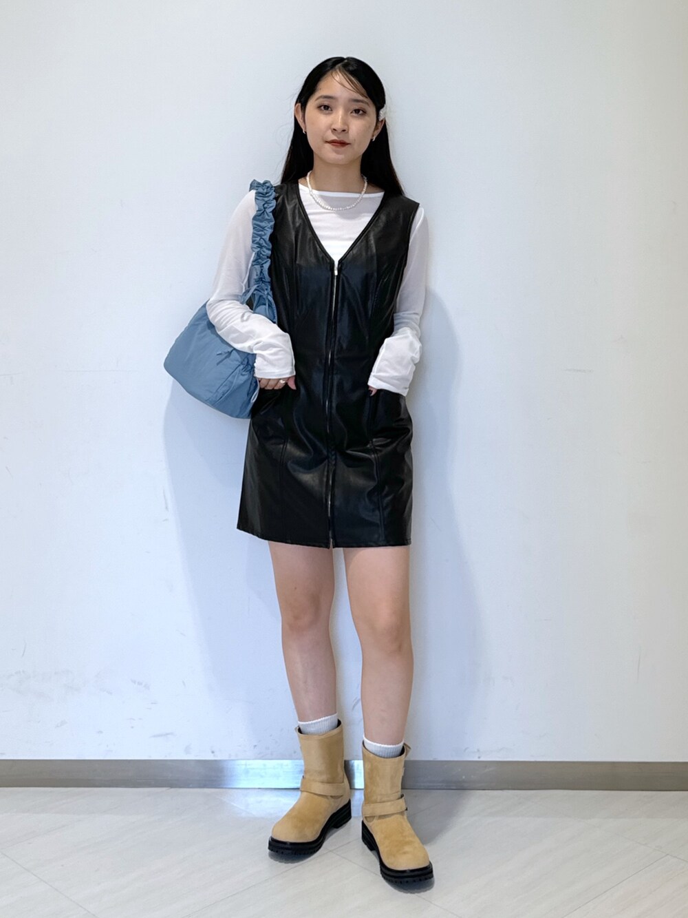 ホワイト系のTシャツ/カットソー、ブラック系のワンピース、ブルー系のハンドバッグを着用したレディースの秋コーディネートの2枚目の写真