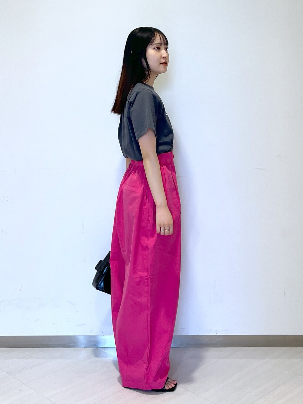 ピンク系のその他パンツ、ブラック系のTシャツ/カットソー、ブラック系のハンドバッグを着用したレディースの夏コーディネートの2枚目の写真