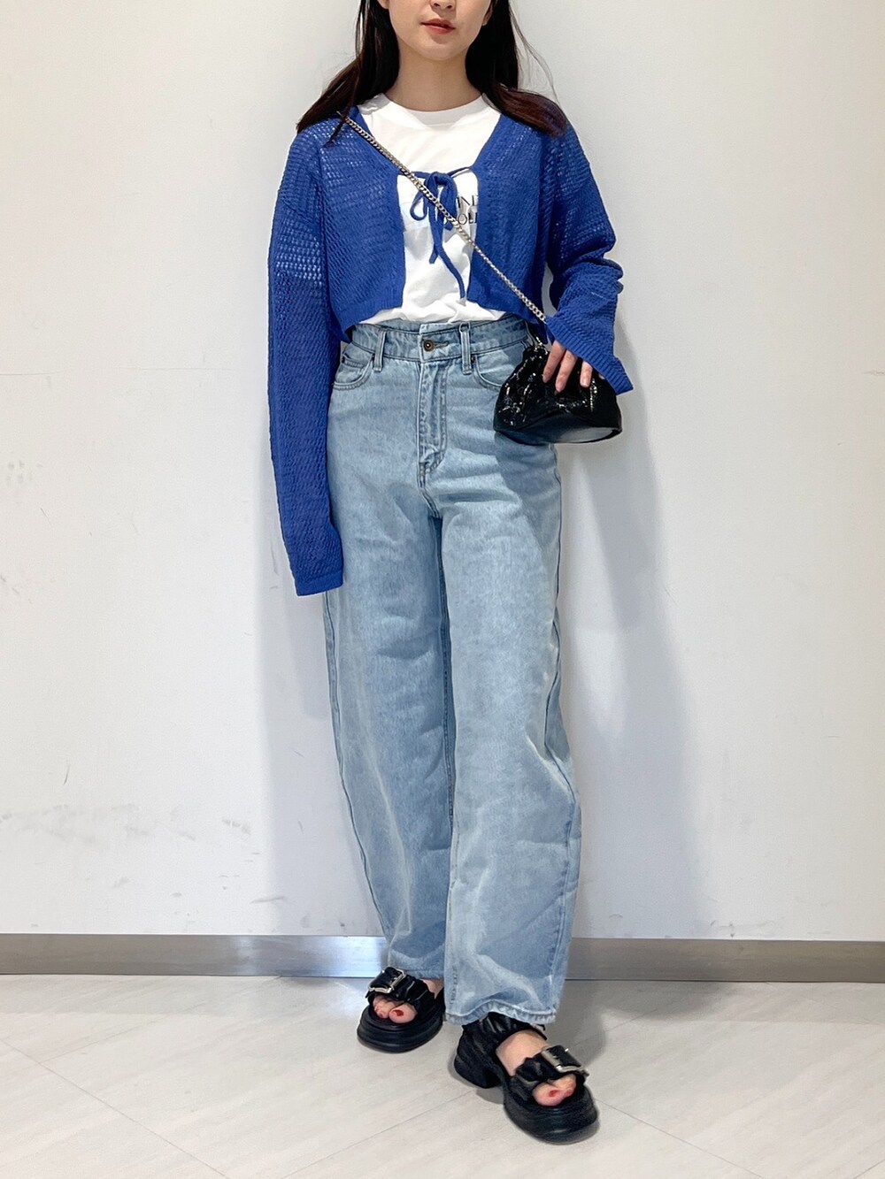 ホワイト系のTシャツ/カットソー、ブルー系のカーディガン/ボレロ、ブラック系のショルダーバッグを着用したレディースの夏コーディネートの2枚目の写真