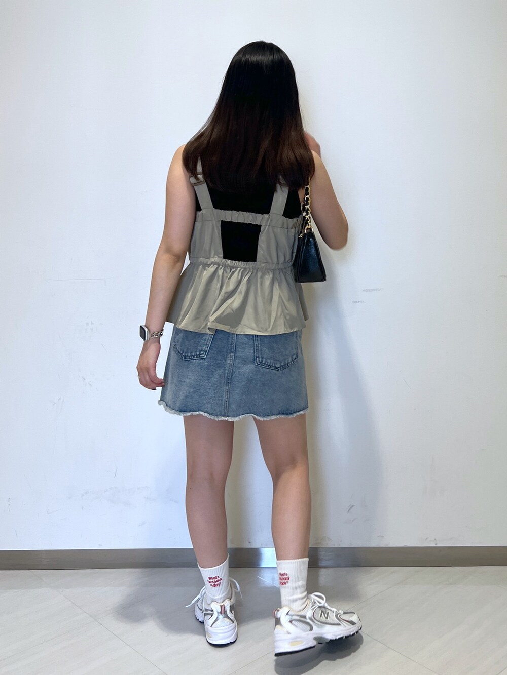 ブラック系のタンクトップ、ベージュ系のシャツ/ブラウス、ブラック系のトートバッグを着用したレディースの夏コーディネートの5枚目の写真
