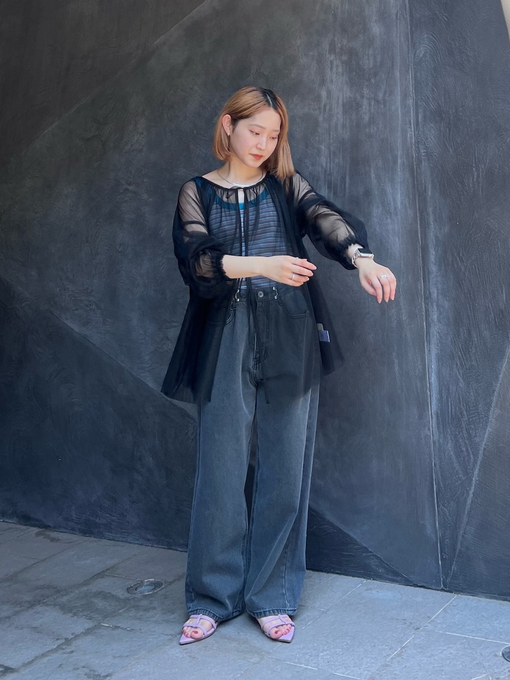 ブラック系のシャツ/ブラウス、パープル系のタンクトップ、ブラック系のデニムパンツを着用したレディースの夏コーディネートの3枚目の写真