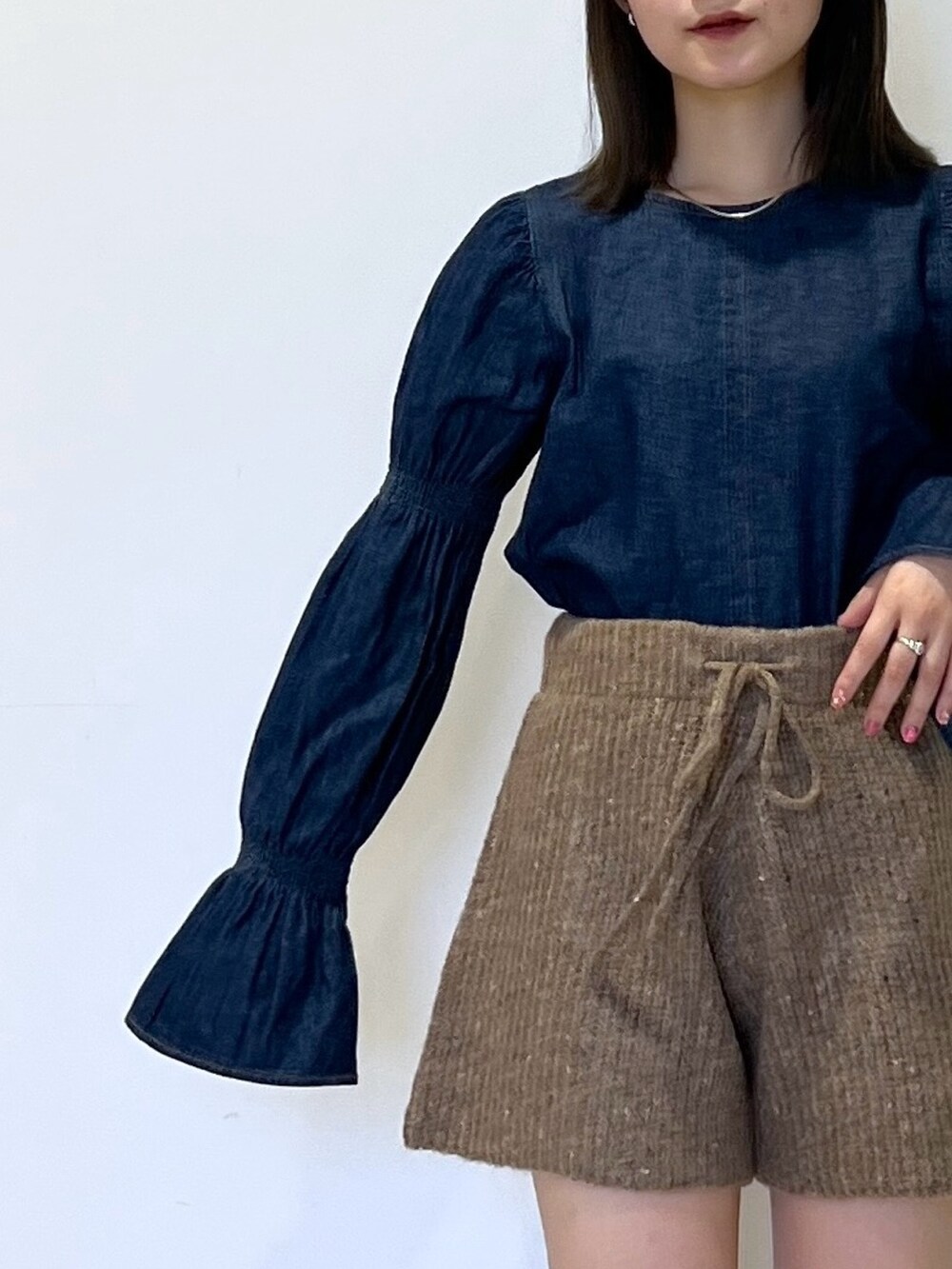 ブラウン系のその他パンツ、ブルー系のシャツ/ブラウス、ブラック系のブーツを着用したレディースの冬コーディネートの5枚目の写真