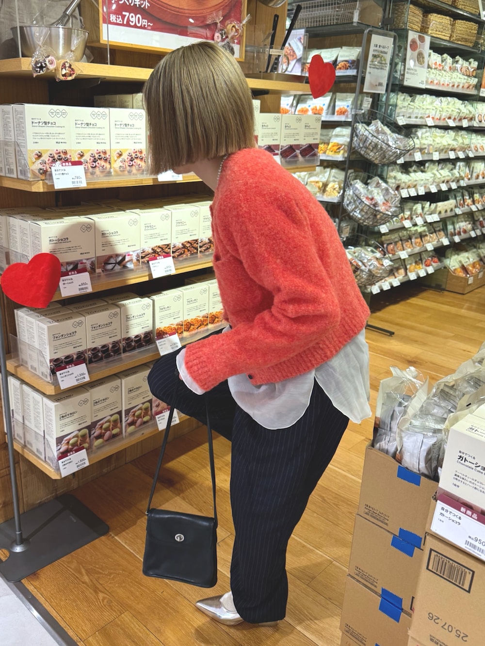 ホワイト系のTシャツ/カットソー、ピンク系のカーディガン/ボレロ、ブルー系のスラックスを着用したレディースの冬コーディネートの3枚目の写真