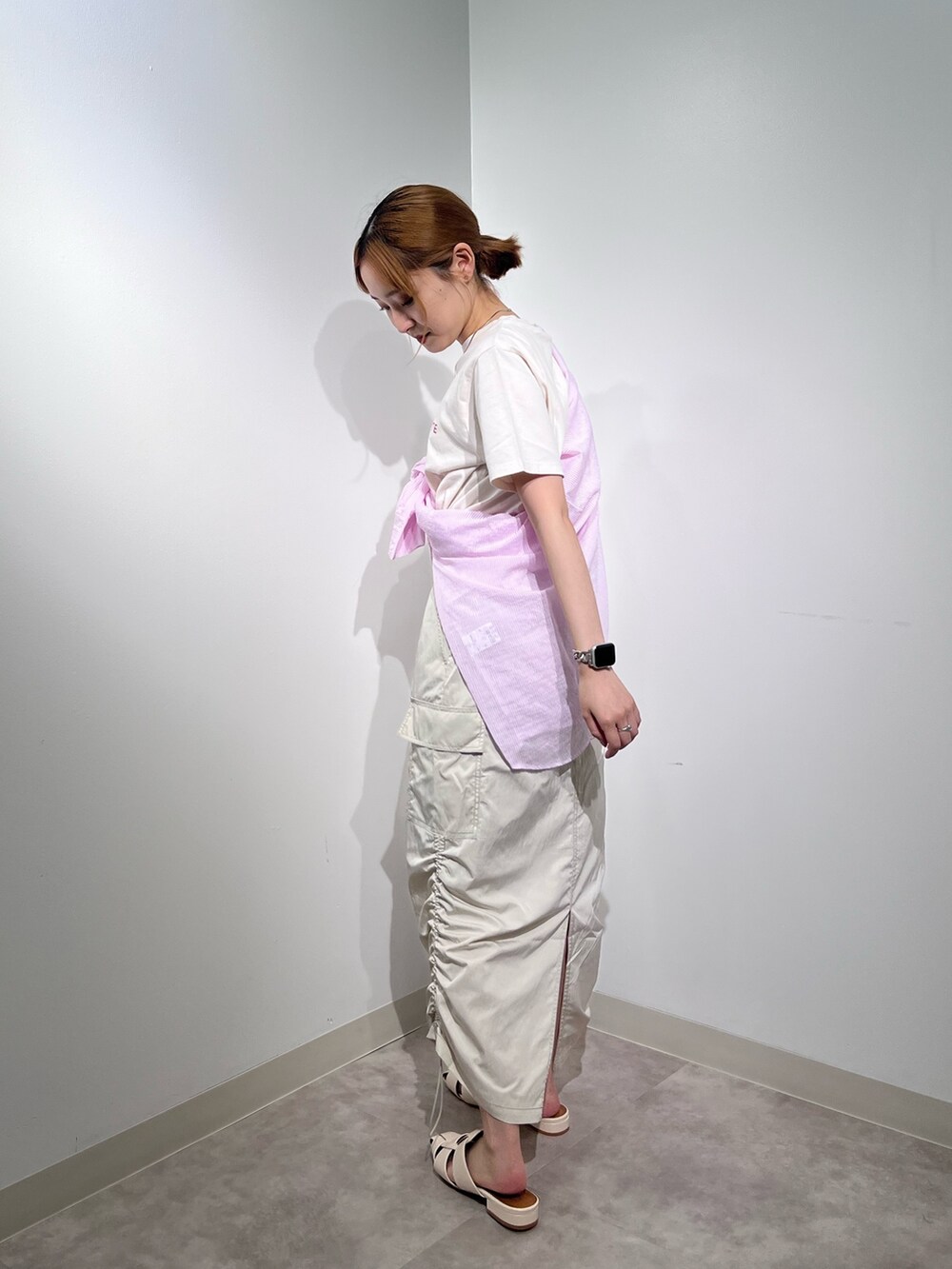 ホワイト系のスカート、ホワイト系のTシャツ/カットソー、ピンク系のシャツ/ブラウスを着用したレディースの夏コーディネートの3枚目の写真