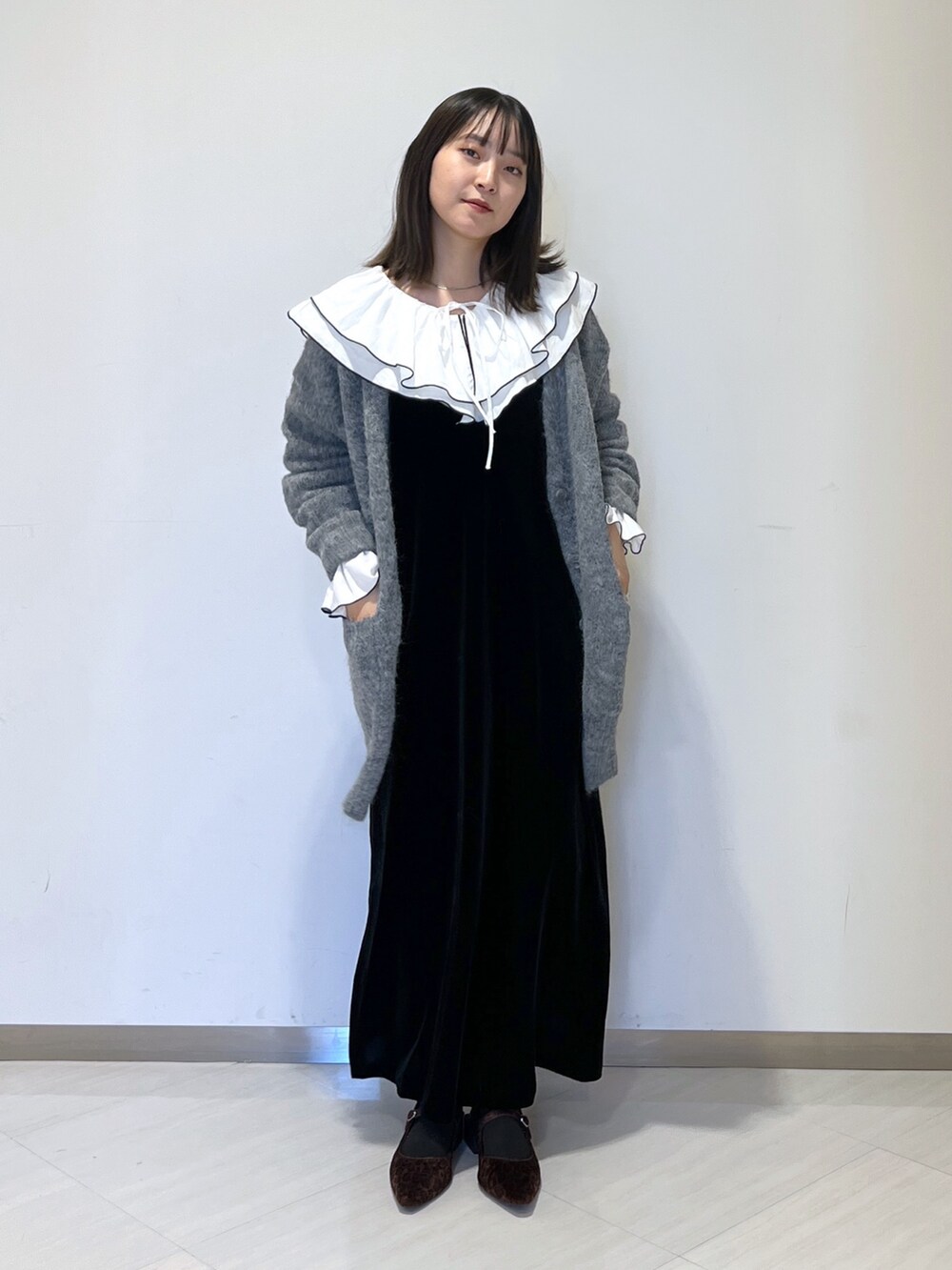 ホワイト系のシャツ/ブラウス、グレー系のカーディガン/ボレロ、ブラック系のワンピースを着用したレディースの秋コーディネートの4枚目の写真