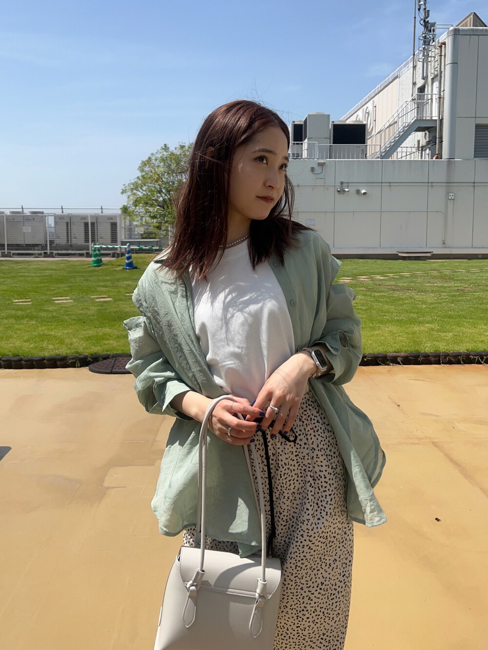 ブラック系のサンダル、ホワイト系のその他パンツ、グリーン系のシャツ/ブラウスを着用したレディースの春コーディネートの5枚目の写真