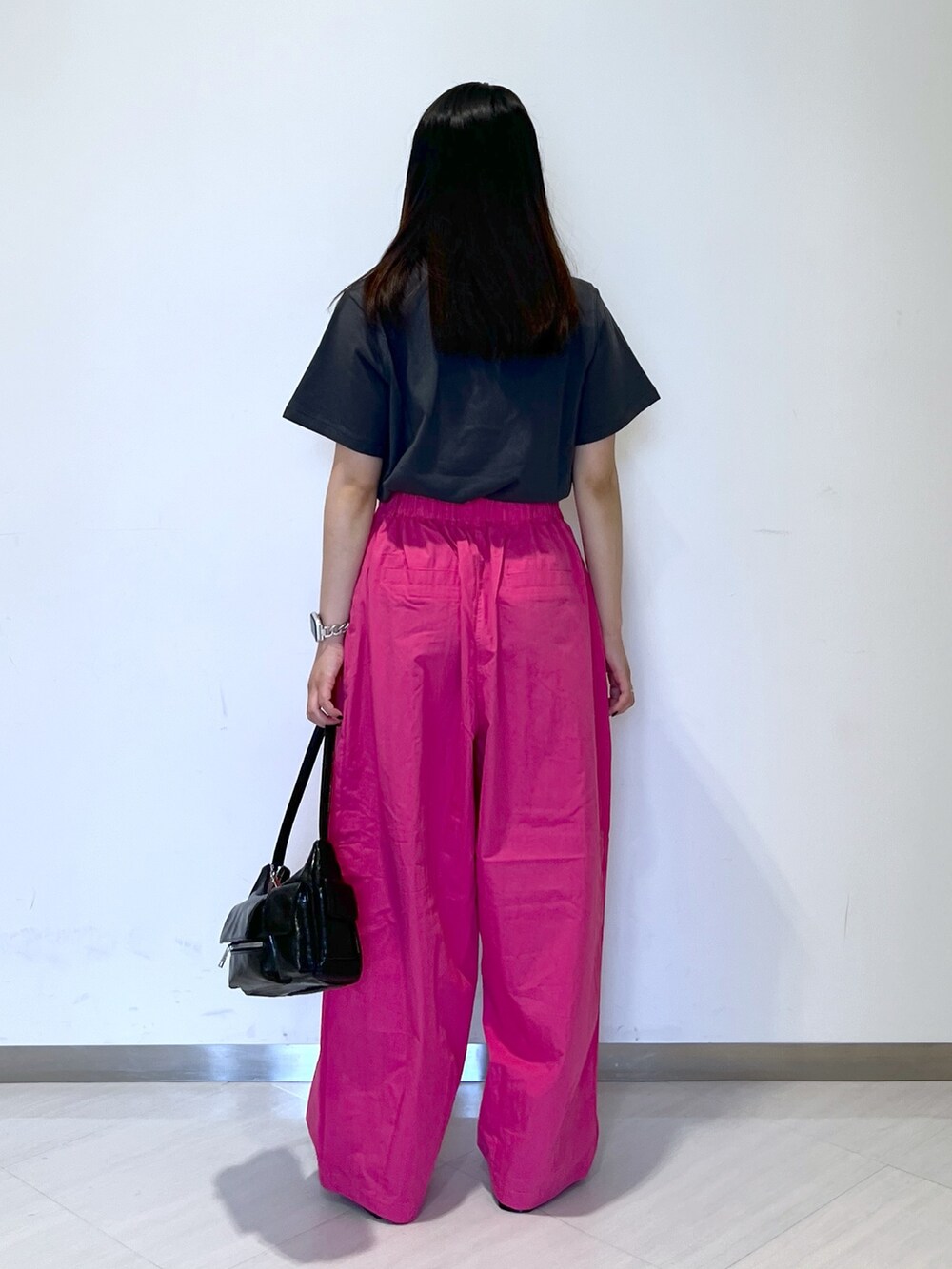 ピンク系のその他パンツ、ブラック系のTシャツ/カットソー、ブラック系のハンドバッグを着用したレディースの夏コーディネートの3枚目の写真
