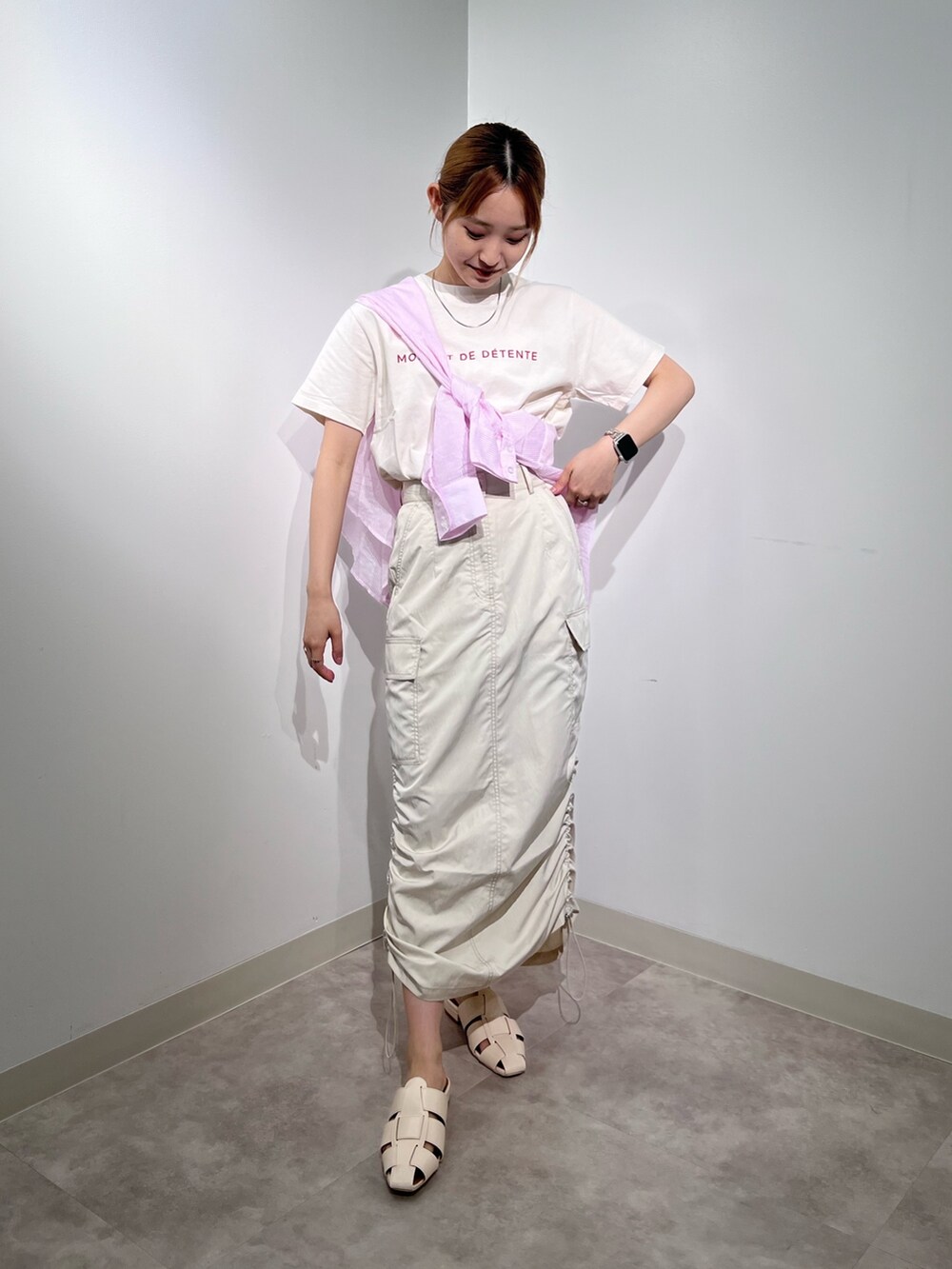 ホワイト系のスカート、ホワイト系のTシャツ/カットソー、ピンク系のシャツ/ブラウスを着用したレディースの夏コーディネートの2枚目の写真