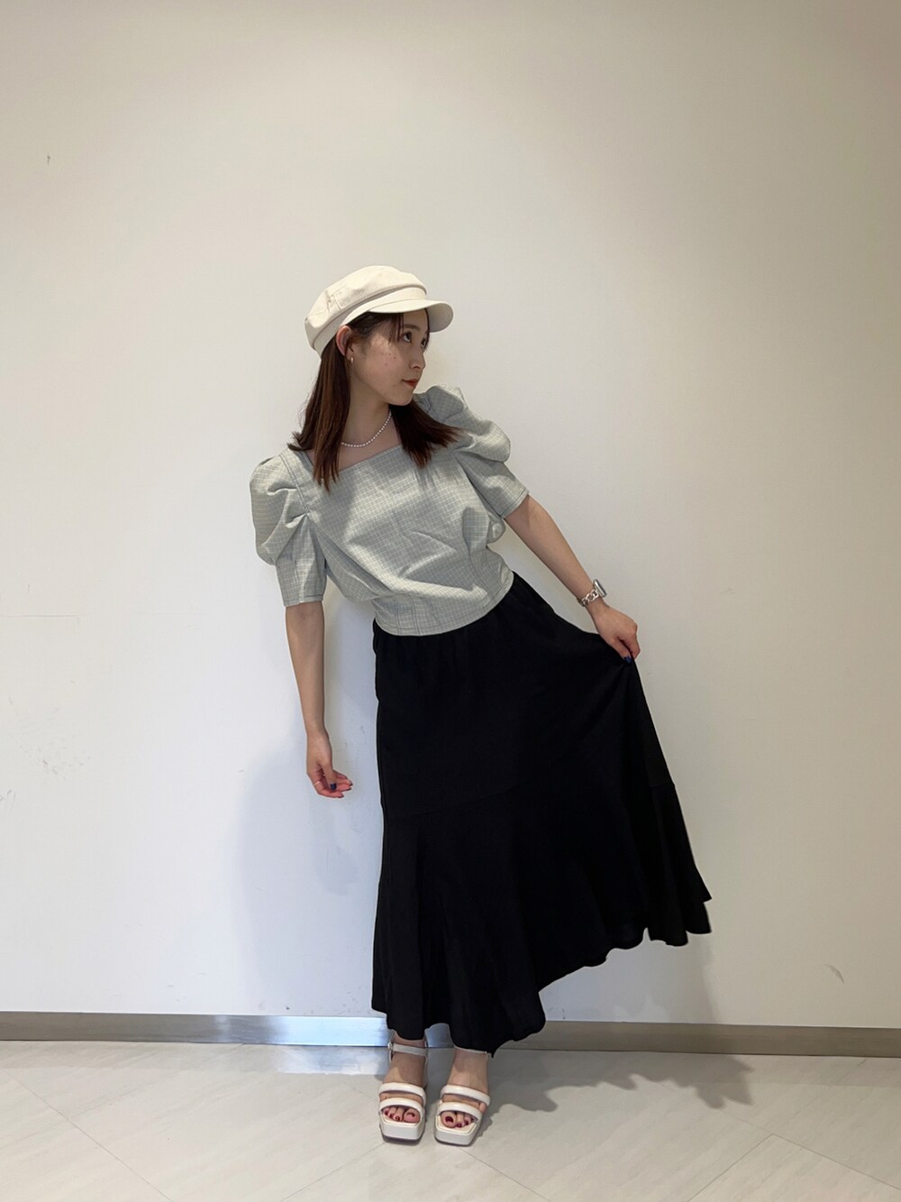 ブルー系のシャツ/ブラウス、ブラック系のスカート、ホワイト系のサンダルを着用したレディースの春コーディネートの5枚目の写真