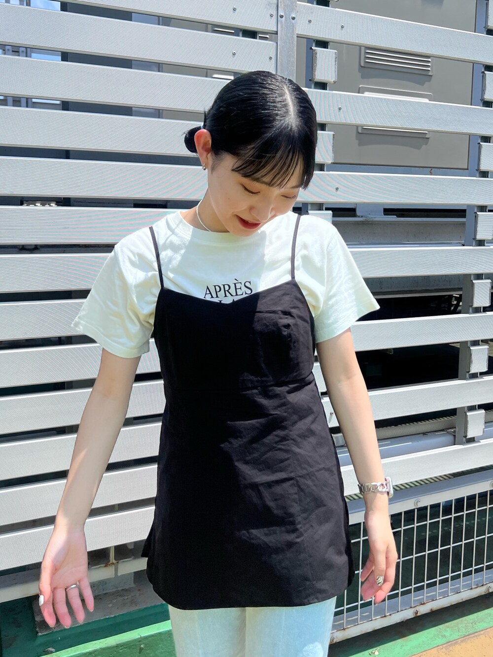 ホワイト系のTシャツ/カットソー、ブラック系のシャツ/ブラウス、ブルー系のデニムパンツを着用したレディースの夏コーディネートの6枚目の写真