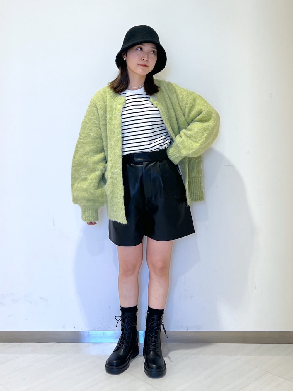 ブラック系のTシャツ/カットソー、グリーン系のニット/セーター、ブラック系のその他パンツを着用したレディースの冬コーディネートの3枚目の写真