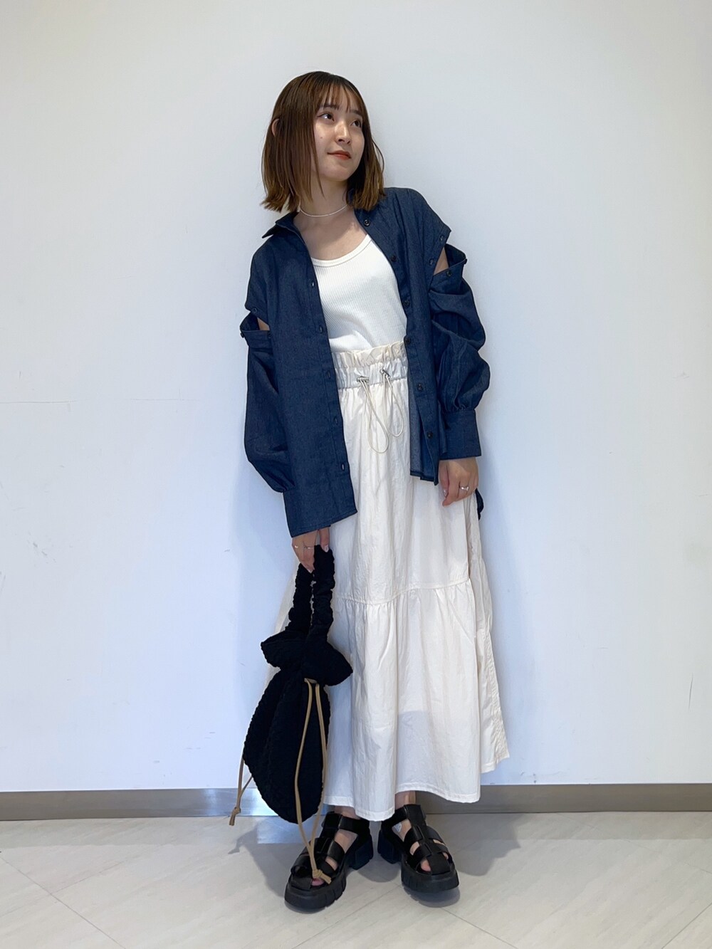 ホワイト系のタンクトップ、ブルー系のシャツ/ブラウス、ホワイト系のスカートを着用したレディースの秋コーディネートの4枚目の写真