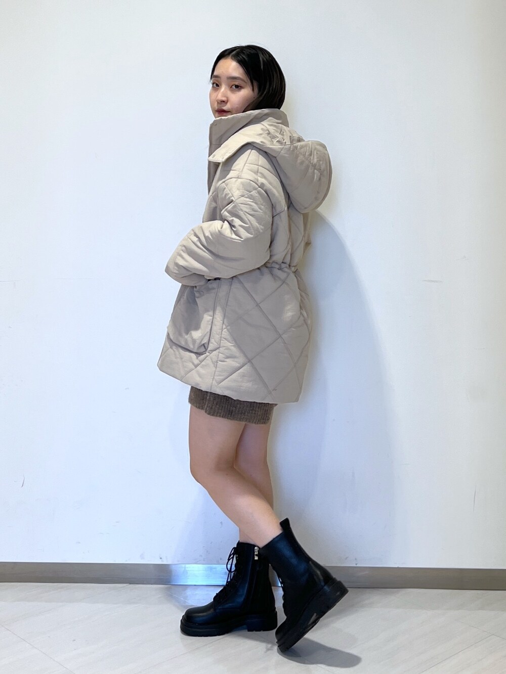 ベージュ系のダウンジャケット/コート、ブルー系のシャツ/ブラウス、ブラウン系のその他パンツを着用したレディースの秋コーディネートの3枚目の写真