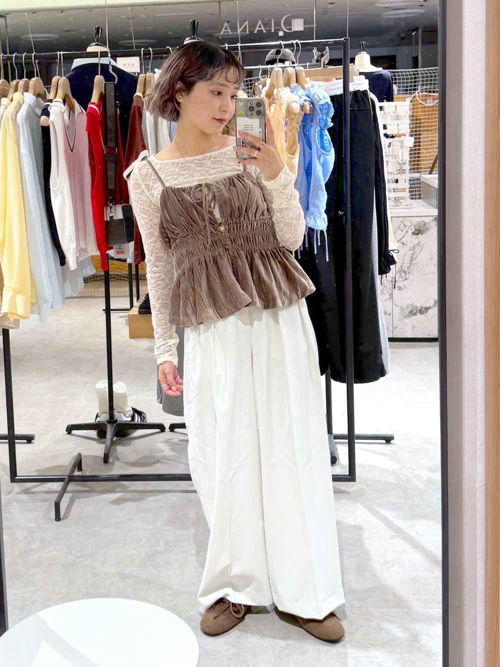 ホワイト系のTシャツ/カットソー、ベージュ系のその他トップス、ホワイト系のその他パンツを着用したレディースの秋コーディネートの2枚目の写真