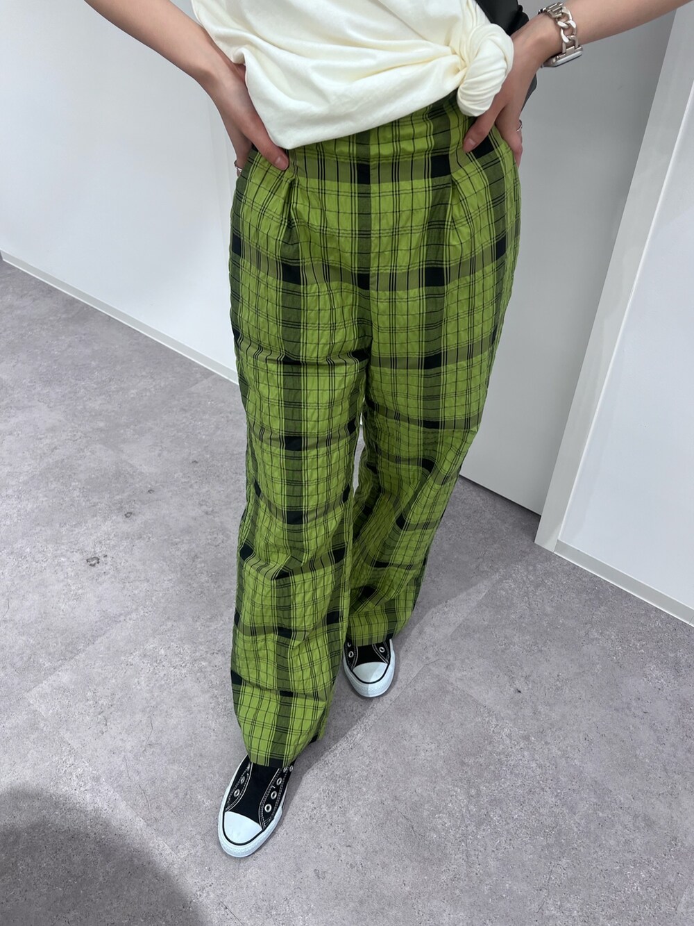 ホワイト系のTシャツ/カットソー、グリーン系のその他パンツ、ブラック系のスリッポンを着用したレディースの夏コーディネートの6枚目の写真