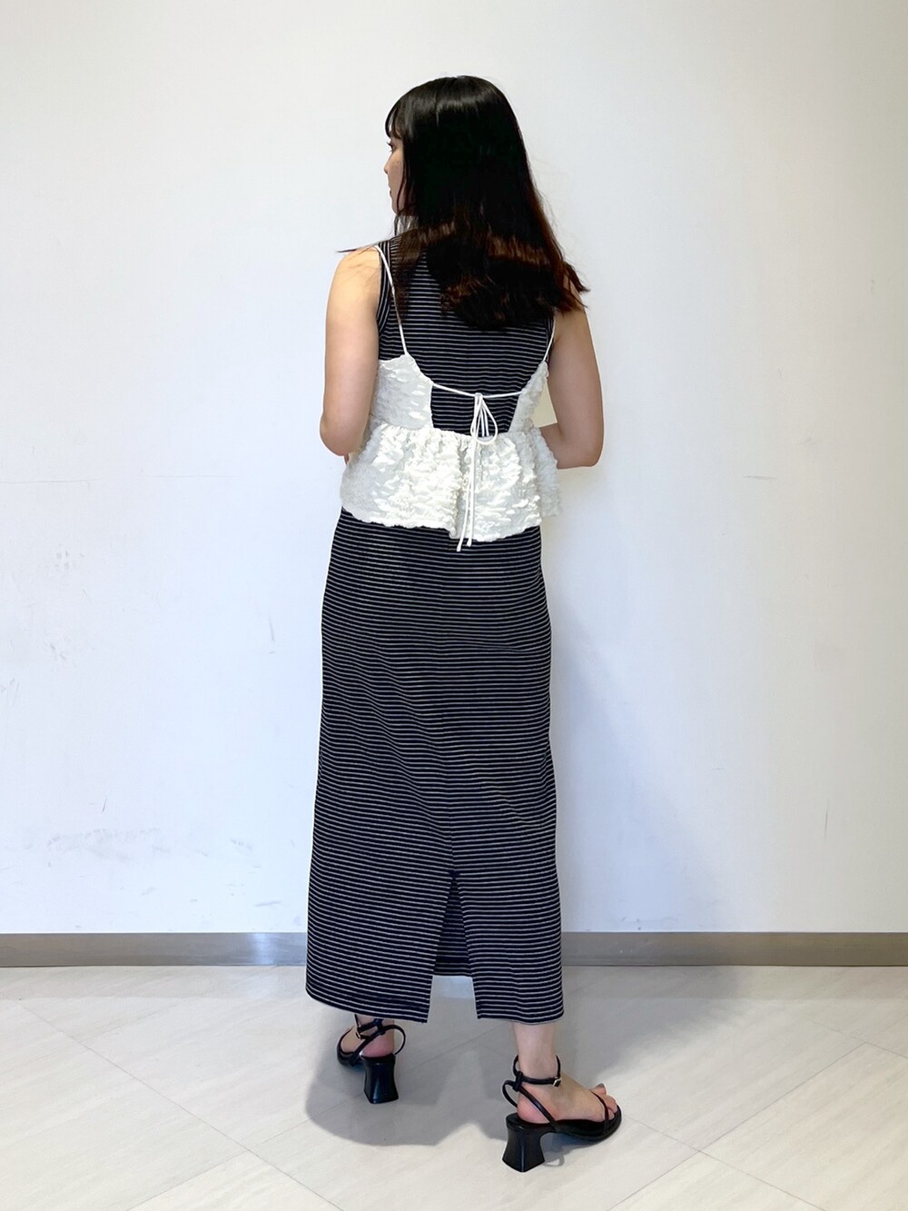 ブラック系のワンピース、ホワイト系のシャツ/ブラウス、グリーン系のショルダーバッグを着用したレディースの夏コーディネートの5枚目の写真