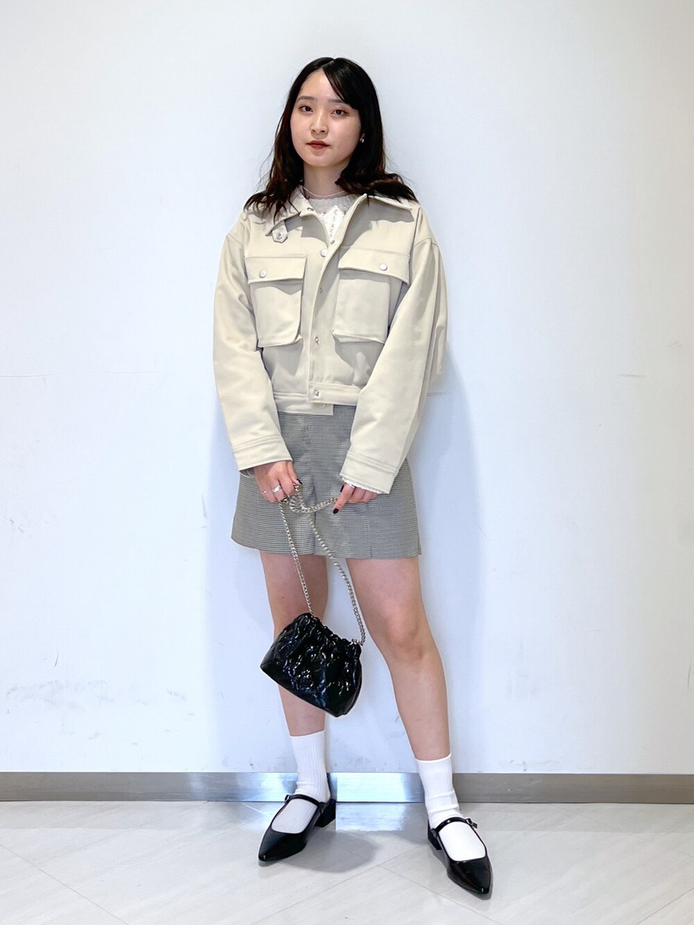 ホワイト系のニット/セーター、ブラック系のショルダーバッグ、ホワイト系のその他パンツを着用したレディースの春コーディネートの5枚目の写真