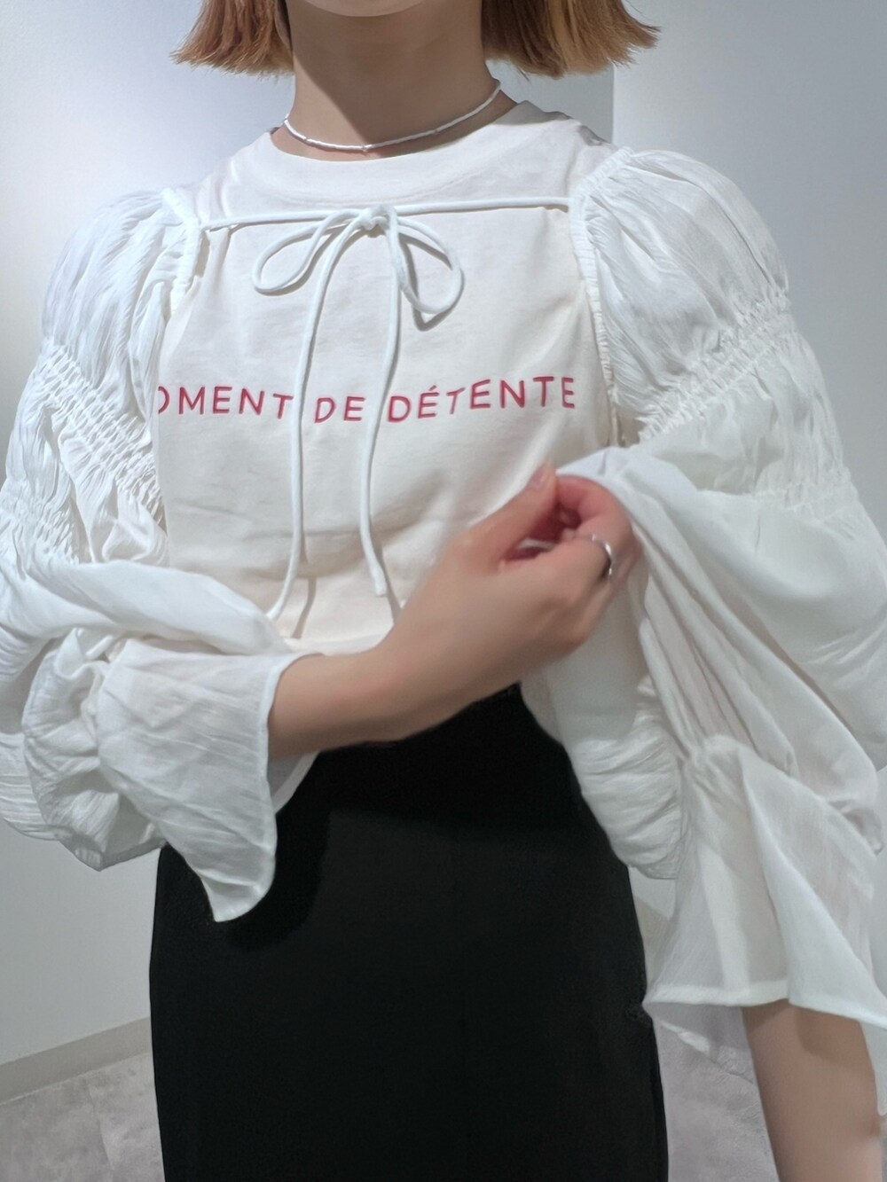 ブラック系のスカート、ホワイト系のカーディガン/ボレロ、ホワイト系のTシャツ/カットソーを着用したレディースの夏コーディネートの5枚目の写真