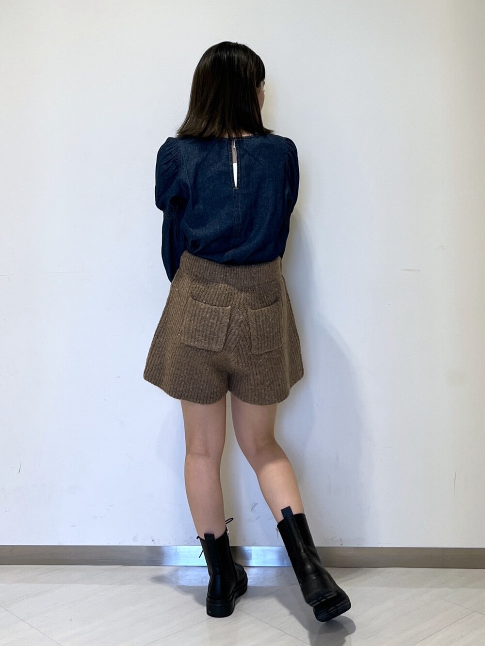 ブラウン系のその他パンツ、ブルー系のシャツ/ブラウス、ブラック系のブーツを着用したレディースの冬コーディネートの4枚目の写真