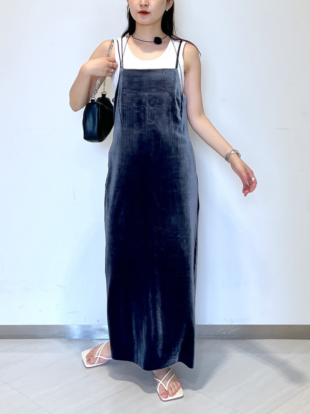 グレー系のワンピース、ホワイト系のタンクトップ、ホワイト系のカーディガン/ボレロを着用したレディースの夏コーディネートの4枚目の写真