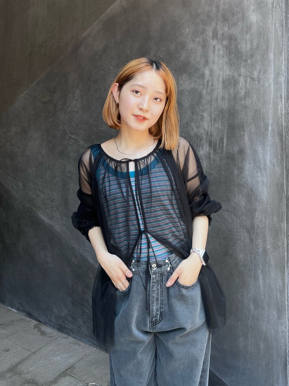 ブラック系のシャツ/ブラウス、パープル系のタンクトップ、ブラック系のデニムパンツを着用したレディースの夏コーディネートの6枚目の写真